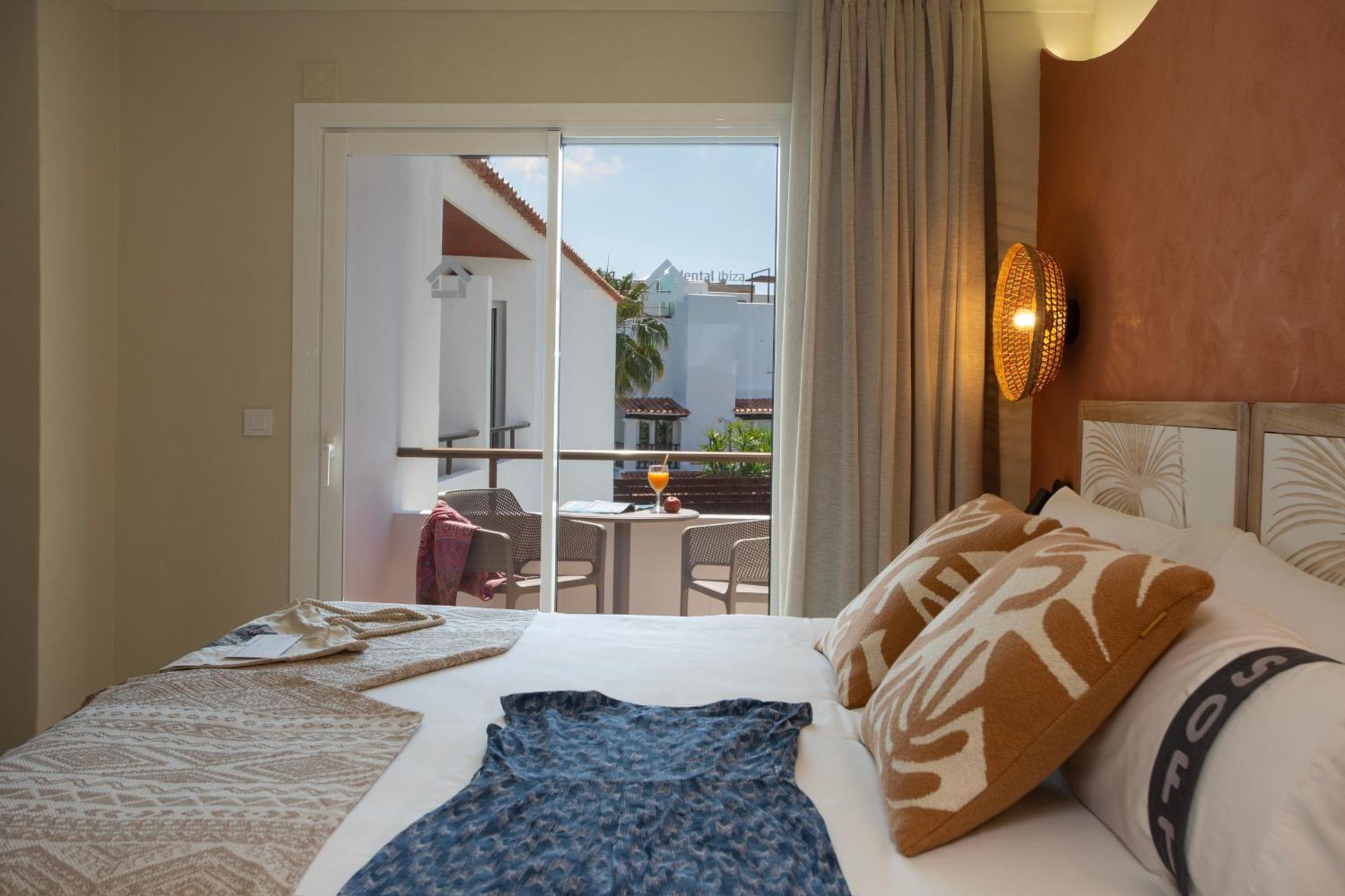 Hotel Bahia Playa San Antonio  Bagian luar foto